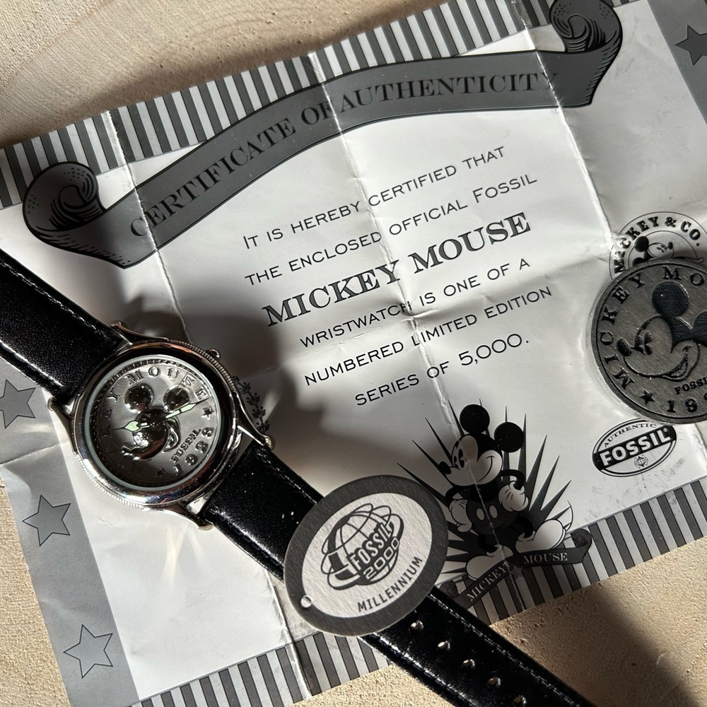🔥🔥🔥RARE VINTAGE FOSSIL MICKEY MOUSE LIMITED EDITION SILVER WATCH & COIN